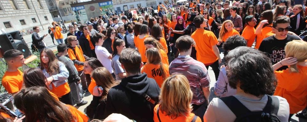 I ragazzi del liceo artistico in piazza Trento e Trieste a Monza