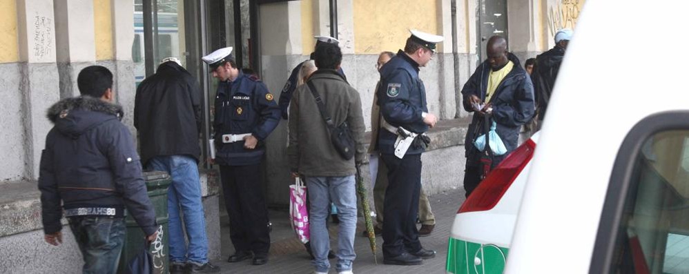 La polizia locale in stazione