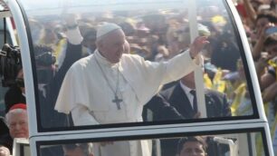 Papa Francesco saluta i fedeli riuniti al parco di Monza per la messa, lo scorso 25 marzo