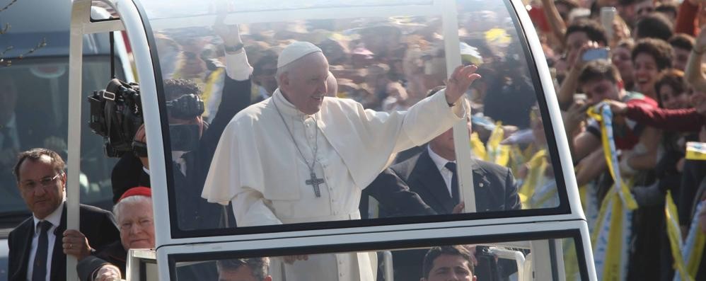 Papa Francesco saluta i fedeli riuniti al parco di Monza per la messa, lo scorso 25 marzo