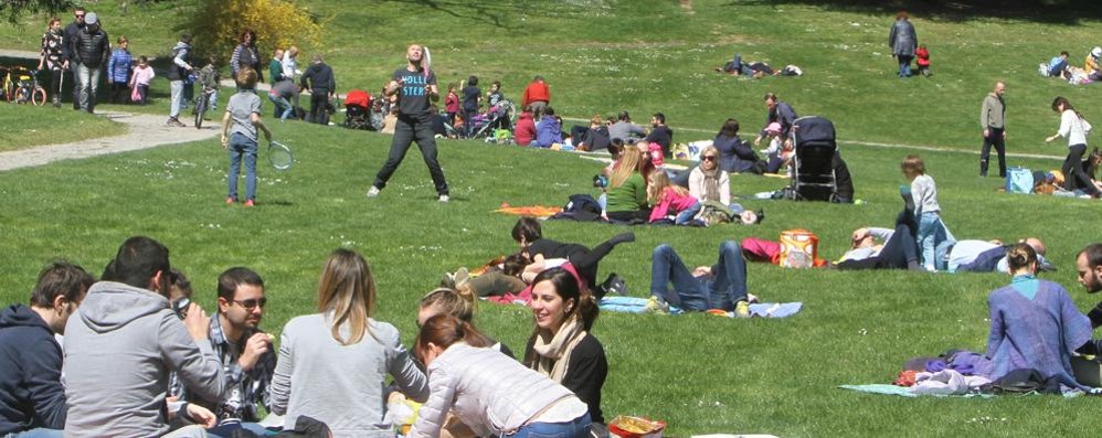 MONZA pasquetta al parco in una foto d’archivio