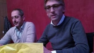 Seregno - Il sindaco Edoardo Mazza e l'assessore alle Politiche ambientali Marco Formenti con i sacchi per i rifiuti