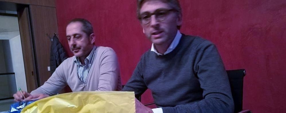 Seregno - Il sindaco Edoardo Mazza e l'assessore alle Politiche ambientali Marco Formenti con i sacchi per i rifiuti