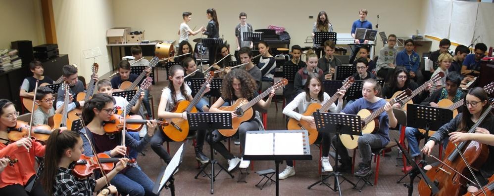 L'orchestra degli studenti della don Milani di Seregno, indirizzo musicale