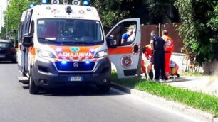 I soccorsi al ciclista  in via Milano