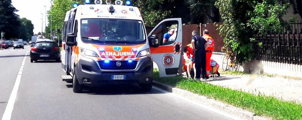 I soccorsi al ciclista in via Milano