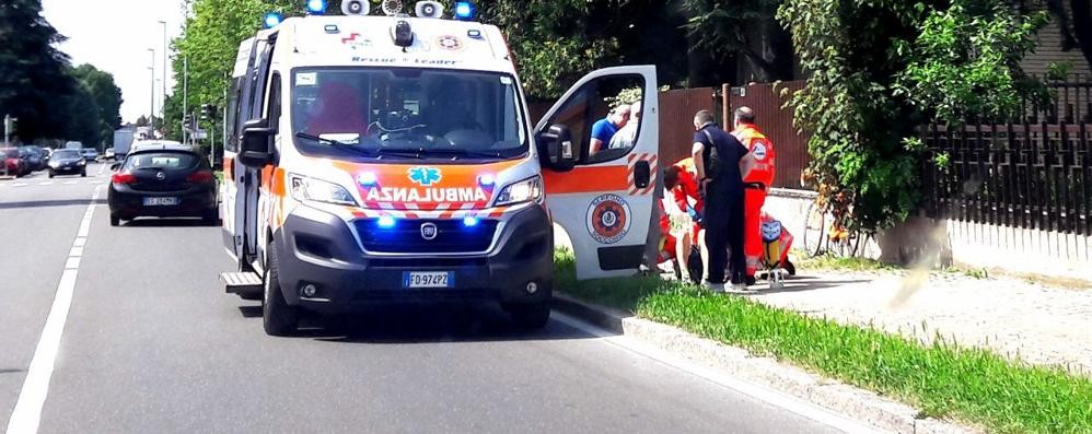 I soccorsi al ciclista  in via Milano