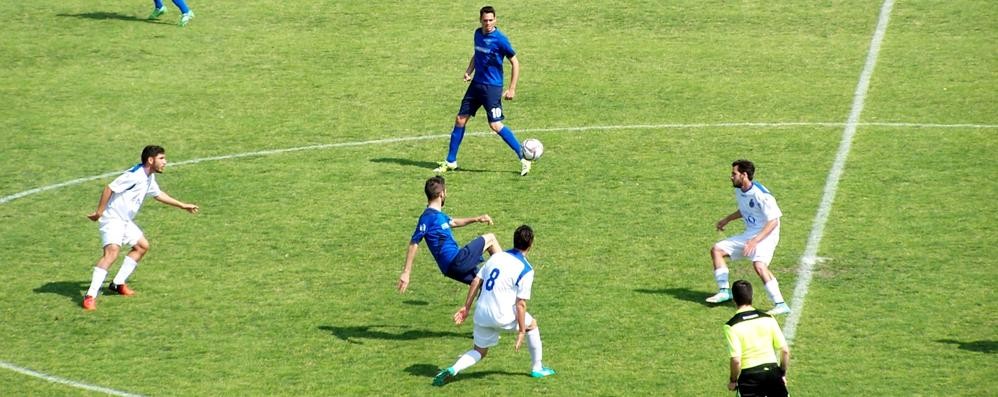 Calcio, Seregno: una fase di gioco a metà campo