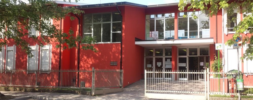 Un'immagine dell'ingresso della scuola elementare di Carnate