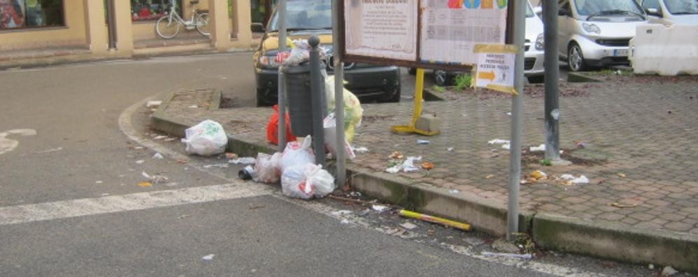 Spazzatura abbandonata nei cestini a Bernareggio