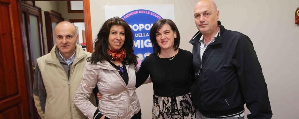 Manuela Ponti, terza da sinistra, è il candidato del Popolo della famiglia