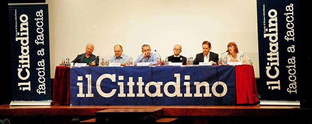 I sei candidati del faccia a faccia, da sinistra Fabio Meroni, Mauro Guglielmin, Filippo Piacere, Emanuele Sana, Roberto Perego e Concetta Monguzzi