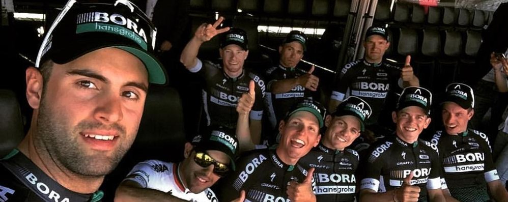 Ciclismo, Matteo Pelucchi con la sua squadra alla partenza del Giro 100 - foto da Facebook