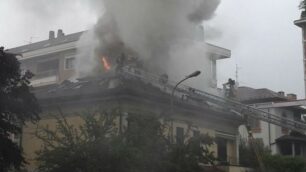 Sregno, incendio tetto in  via Colombo lunedì 1 maggio - foto Terraneo