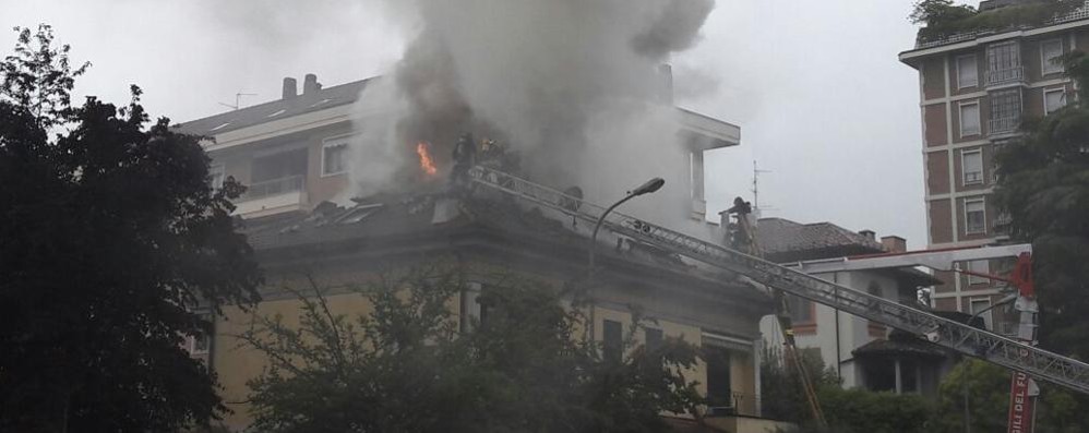 Sregno, incendio tetto in  via Colombo lunedì 1 maggio - foto Terraneo