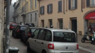 Una foto d’archivio delle auto in divieto di sosta in via Carlo Alberto