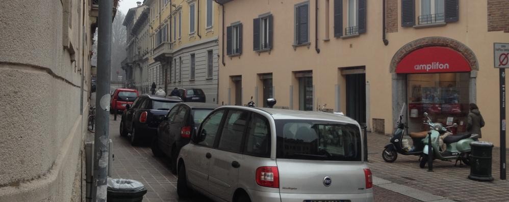 Una foto d’archivio delle auto in divieto di sosta in via Carlo Alberto