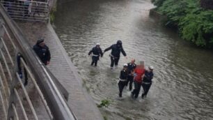 Monza, polizia locale salva aspirante suicida dal Lambro: intervento di sabato 6 maggio 2017