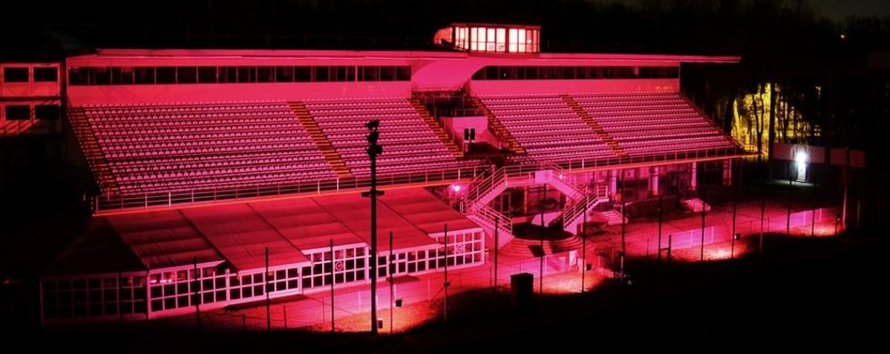 La tribuna dell’autodromo pronta in rosa
