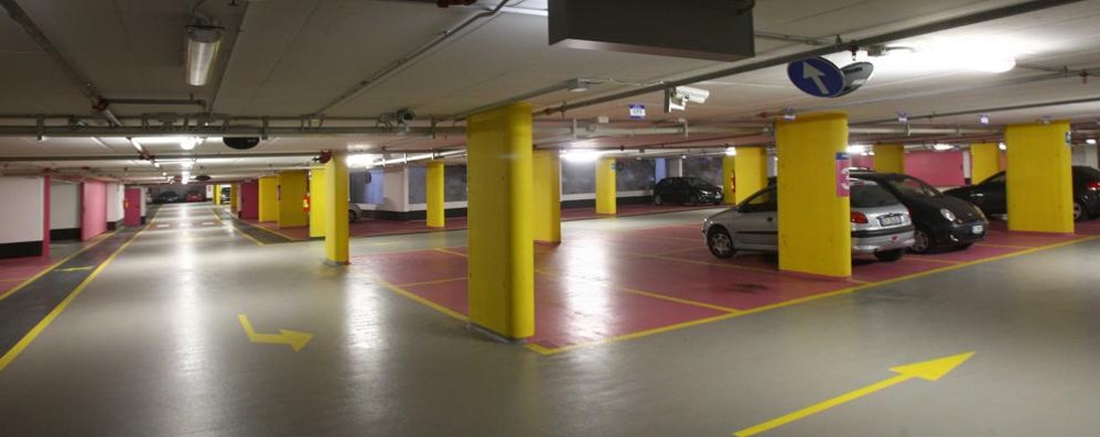 Monza, ladro nel parcheggio: sfonda i vetri di 13 auto per rubare una borsa di Louis Vuitton