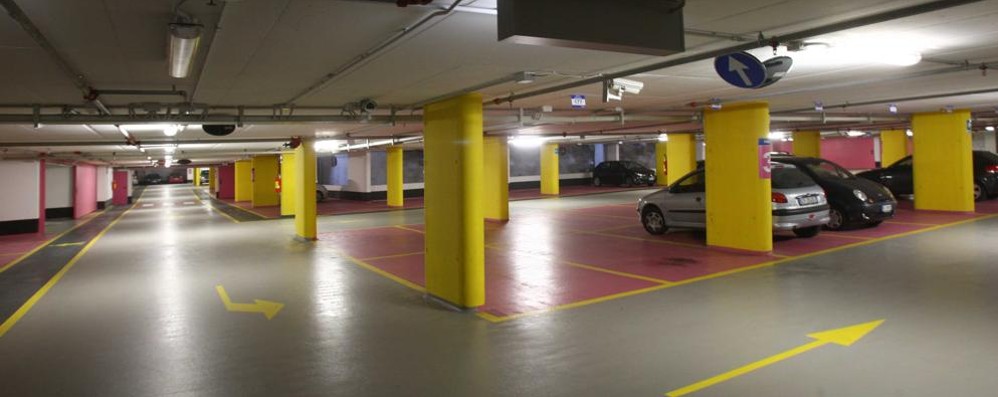Monza, ladro nel parcheggio: sfonda i vetri di 13 auto per rubare una borsa di Louis Vuitton