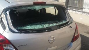 Monza, lunotto sfondato in viale Europa da un piede di porco caduto da un balcone