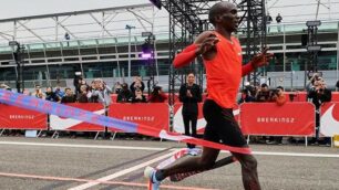 Eliud Kipchoge al traguardo in autodromo