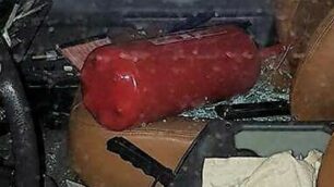 L’estintore nell’abitacolo di una delle auto