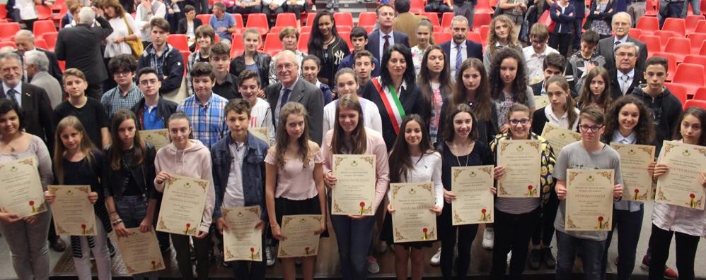 Il gruppo degli studenti premiati sabato a Seregno dai Maetsri del Lavoro (foto Volonterio)