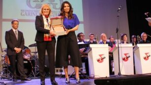 Stefanella Giovannini, figlia di Sandro, consegna il premio all’attrice Serena Rossi