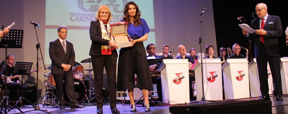Stefanella Giovannini, figlia di Sandro, consegna il premio all’attrice Serena Rossi