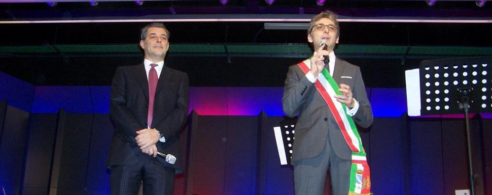 Seregno - Il vicesindaco Giacinto Mariani e il sindaco Edoardo Mazza sul palco