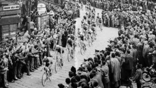 Passaggio in largo Mazzini a Monza del giro d’Italia, in testa Fiorenzo Magn, alla sua ruota Giorgio Albani già presidente del Pedale monzese