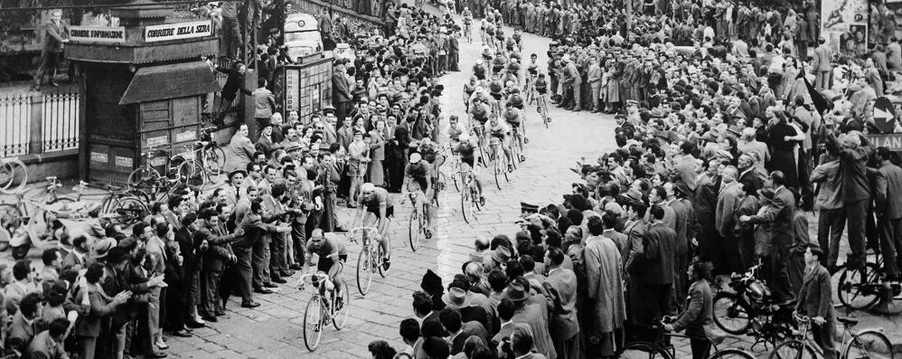 Passaggio in largo Mazzini a Monza del giro d’Italia, in testa Fiorenzo Magn, alla sua ruota Giorgio Albani già presidente del Pedale monzese