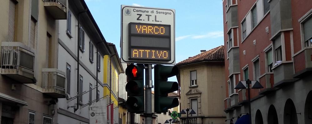 Uno dei varchi della  zona a traffico limitato di Seregno