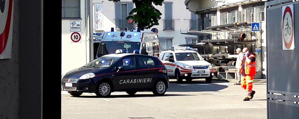 Carabinieri e ambulanze a Seregno alla Gelsia