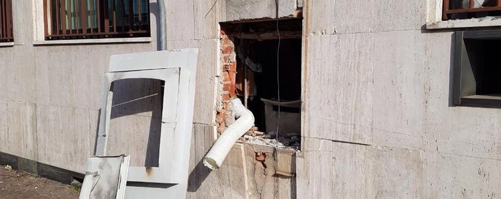 Il bancomat della Bpm di via Casati ad Arcore