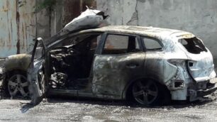 Paderno Dugnano, auto a fuoco via Monte Cervino