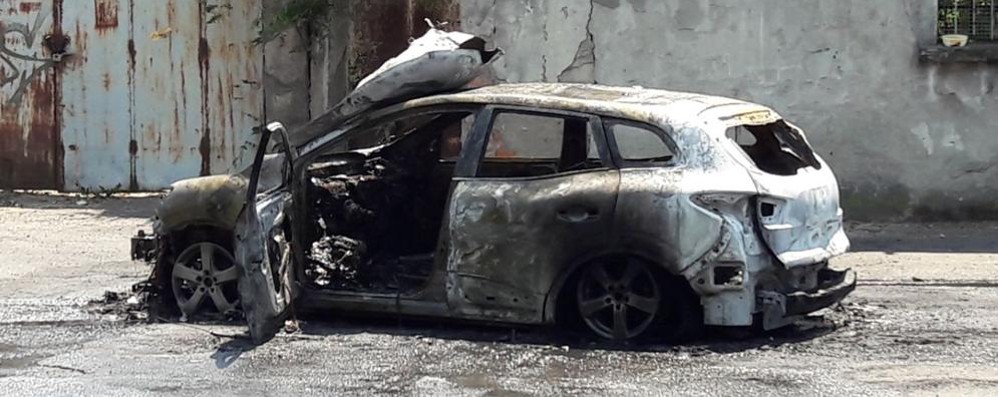 Paderno Dugnano, auto a fuoco via Monte Cervino