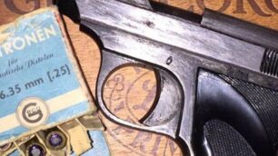 La pistola con la matricola abrasa trovata nella abitazione