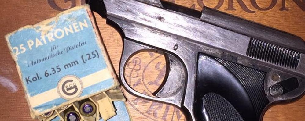 La pistola con la matricola abrasa trovata nella abitazione
