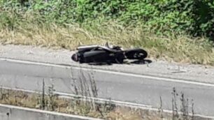 La moto riversa sul ciglio della Milano-Meda