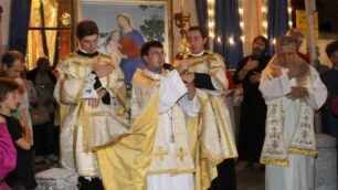 La benedizione con la reliquia della Madonna dei Vignoli impartita da don Gabriele Villa a Seregno