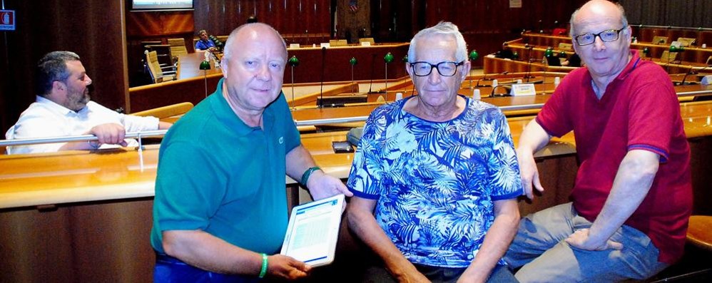 Elezioni a Lissone: Fabio Meroni, primo a sinistra, in sala consiliare aspettando i risultati