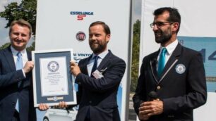 Fca e Esselunga nel Guinness World Record per il concorso con le Fiat 500 in palio: da sinistra Davide D’Amico, Responsabile Ufficio Stampa FCA, Livio Roncalli, Responsabile Marketing e Comunicazione Esselunga, e il Giudice del Guinness World Record.