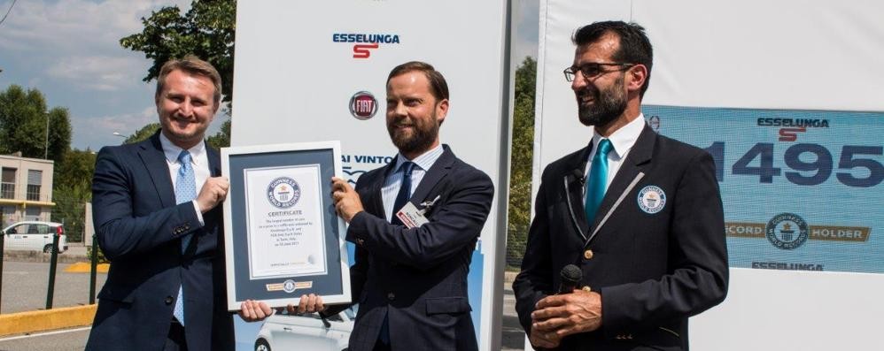 Fca e Esselunga nel Guinness World Record per il concorso con le Fiat 500 in palio: da sinistra Davide D’Amico, Responsabile Ufficio Stampa FCA, Livio Roncalli, Responsabile Marketing e Comunicazione Esselunga, e il Giudice del Guinness World Record.