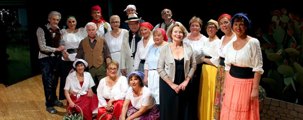 Foto di gruppo per la compagnia teatrale