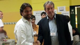 Lesmo, stretta di mano tra Alberto Grisi (a sinistra) e Roberto Antonioli (a destra)