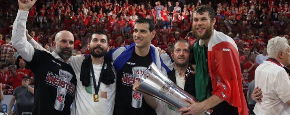 Lissone: Federico Perego (secondo da sx) in campo con la Coppa di campionato vinta dal Bamberg. Sulla destra Nicolò Melli