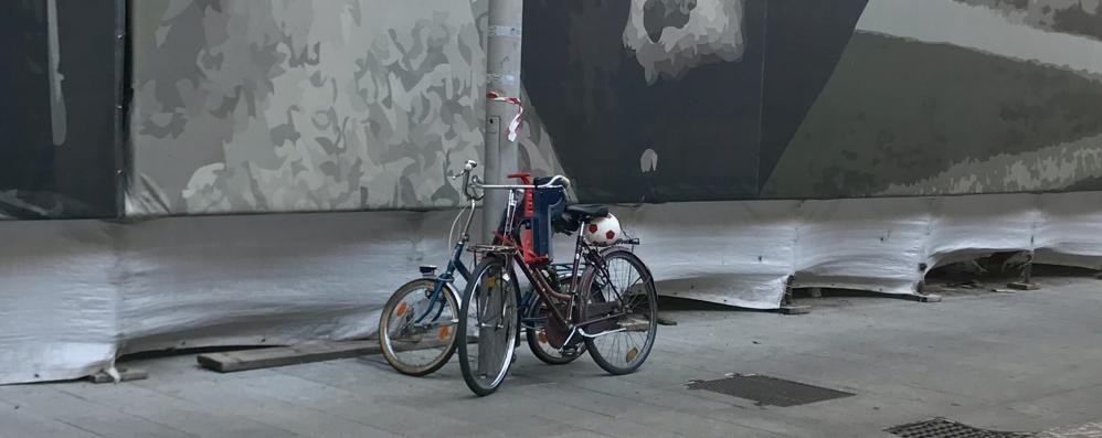 Monza, bicicletta con seggiolino per bambini